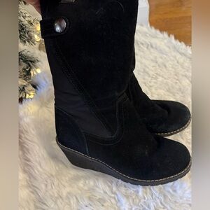 Khombu Black Wedge Boots